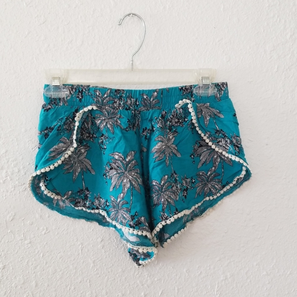 Palm tree pattern print design flowy shorts - Picture 2 of 6
